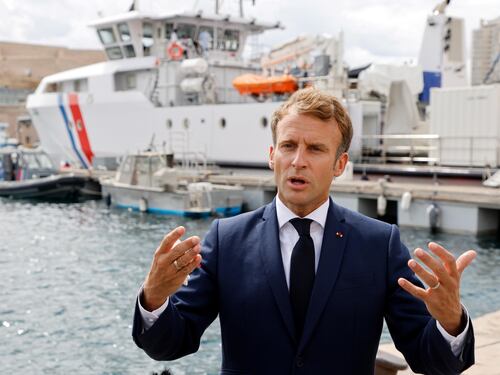 La sinistra si indigna solo a casa nostra. Sunak e Macron varano norme più dure