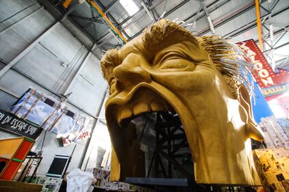 Renzi, Pannella e Trump sui carri del carnevale a Viareggio 19