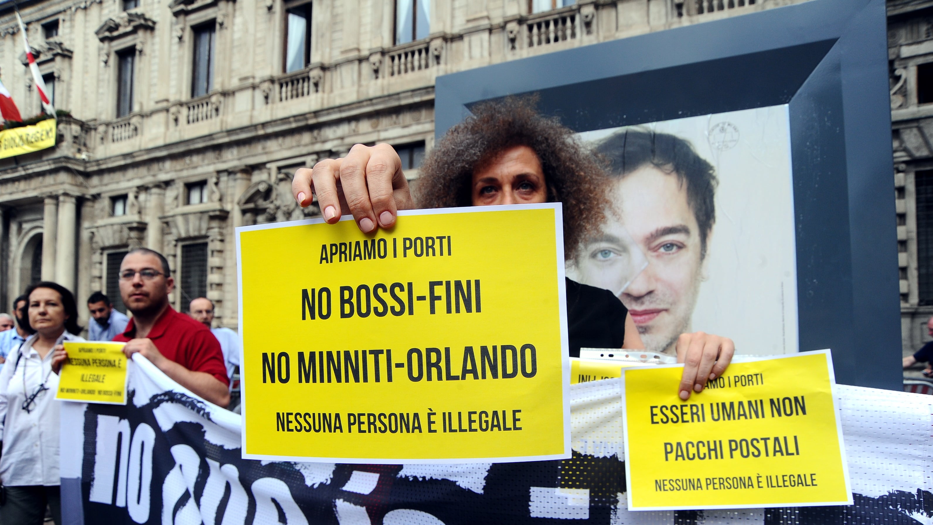 Dal voto un no ai clandestini Ma il Pd Tafazzi va in piazza
