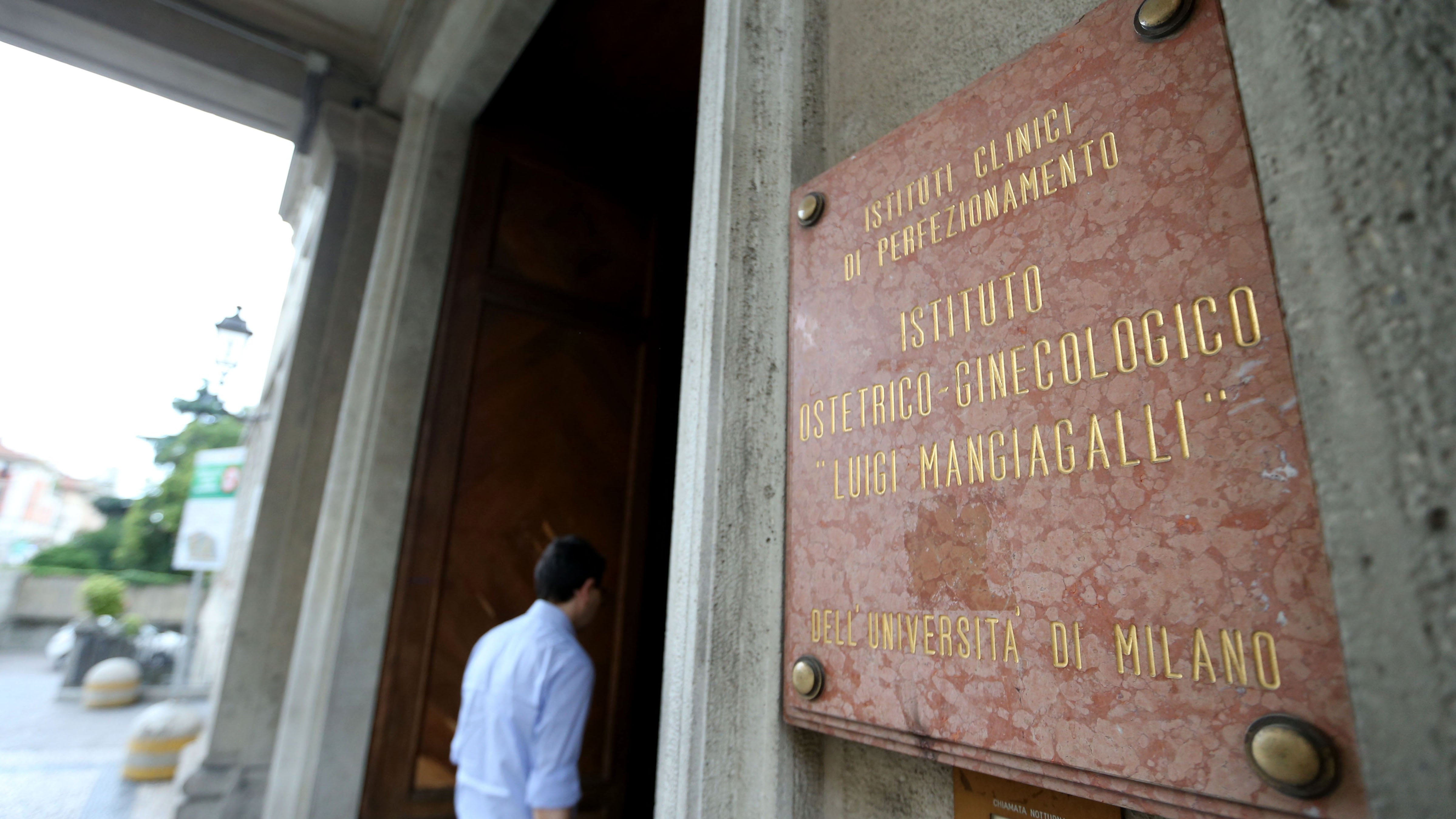 Partorisce alla Mangiagalli, poi muore. "Omicidio colposo": medici a processo