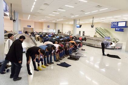 Musulmani pregano all'aeroporto di Dallas per protestare contro Trump 8
