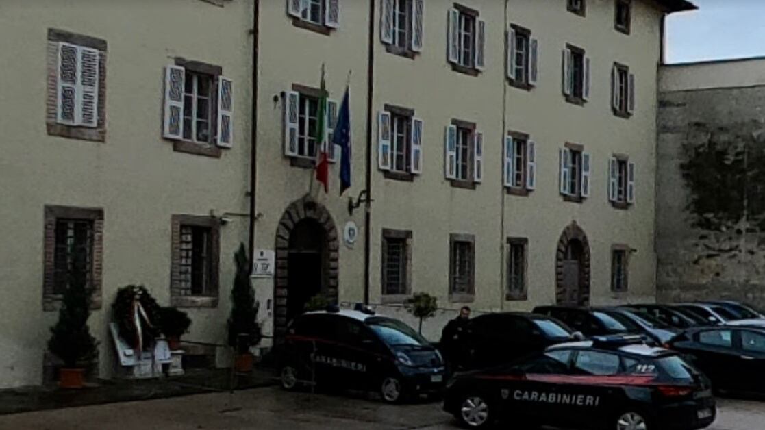 Lucca, fermato per guida pericolosa: 40enne ubriaco attacca militari