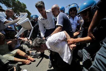 Blocchi contro i profughi, tensione con la polizia 7