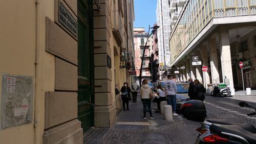 La coda davanti al banco dei pegni di Napoli 1