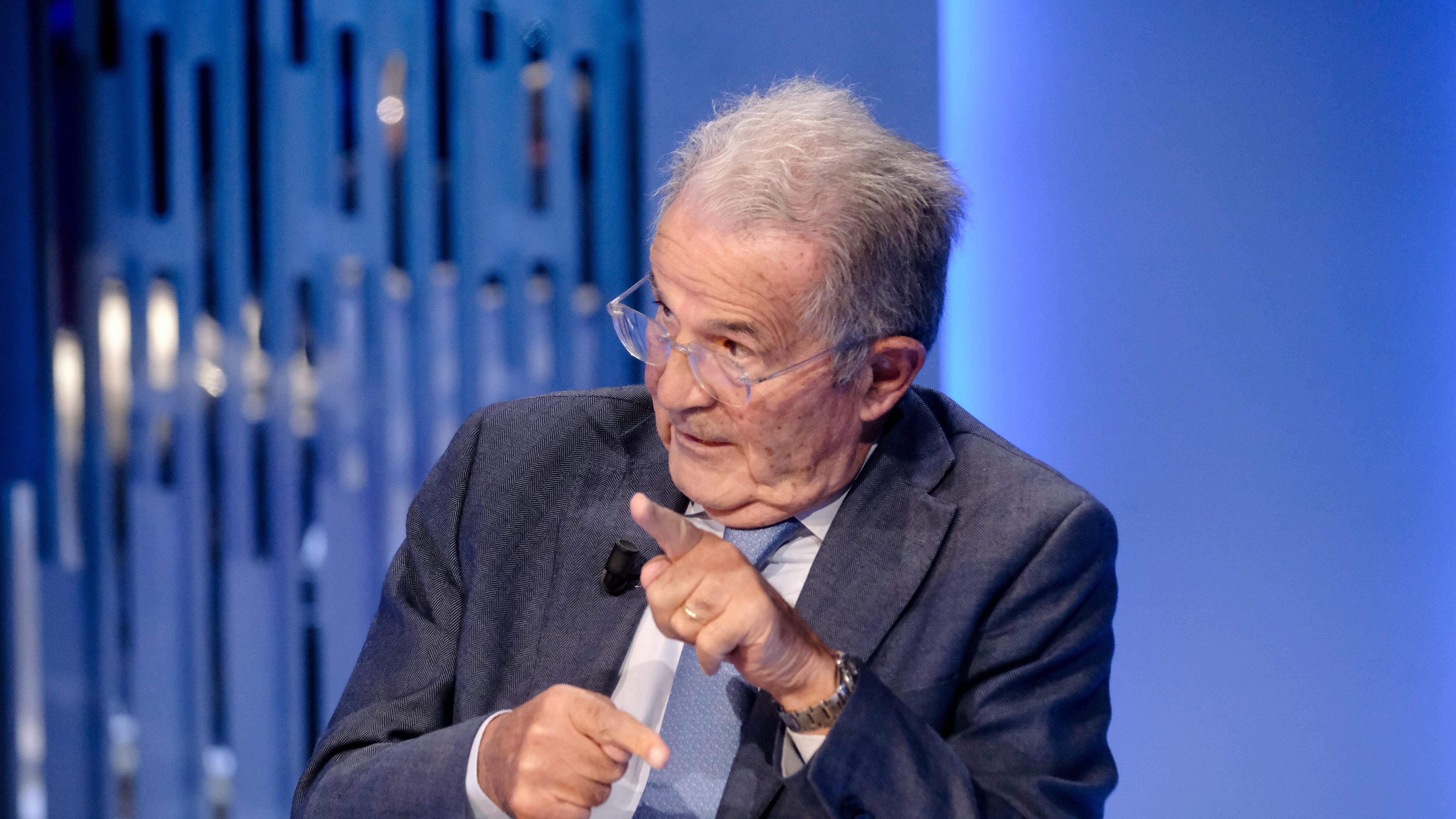 "Lei è brava, ma il governo è inadatto". Così Prodi attacca l'esecutivo di Giorgia Meloni