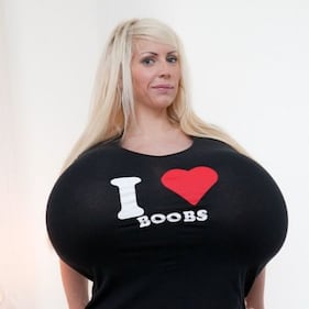 Mayra, la donna col seno più grande del mondo 4