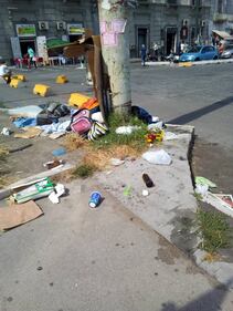 Napoli, Tornano i mercatini della "monnezza" dopo l'aggressione al farmacista 4