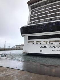 La Msc Grandiosa contro le barriere del porto 3