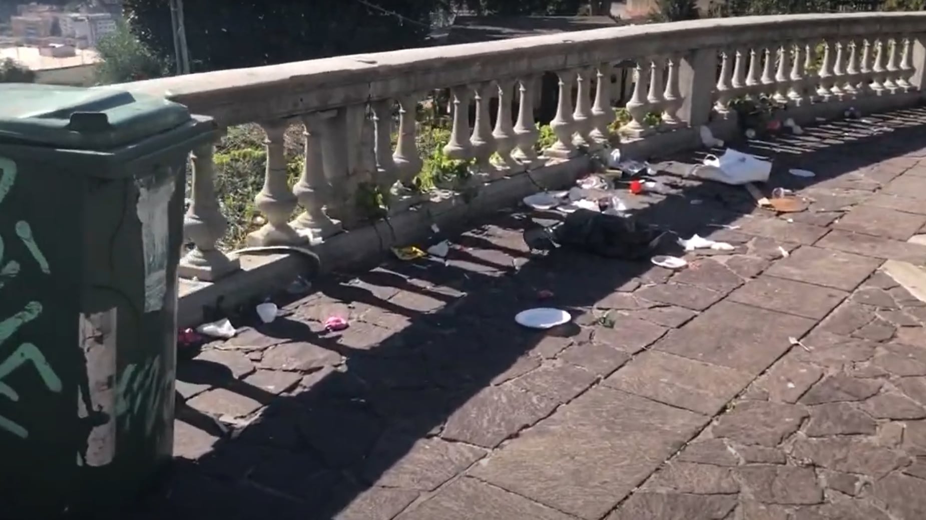Rifiuti, vetri rotti, erba alta: il degrado dei giardini Nino Taranto