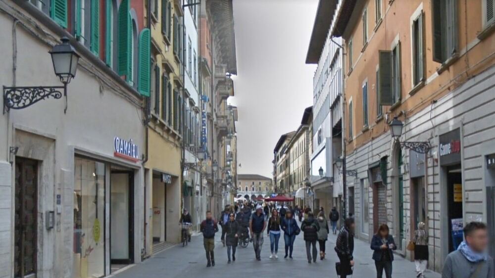Ambulante straniero prende a calci i vigili: preso e subito liberato