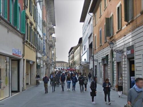 Ambulante straniero prende a calci i vigili: preso e subito liberato