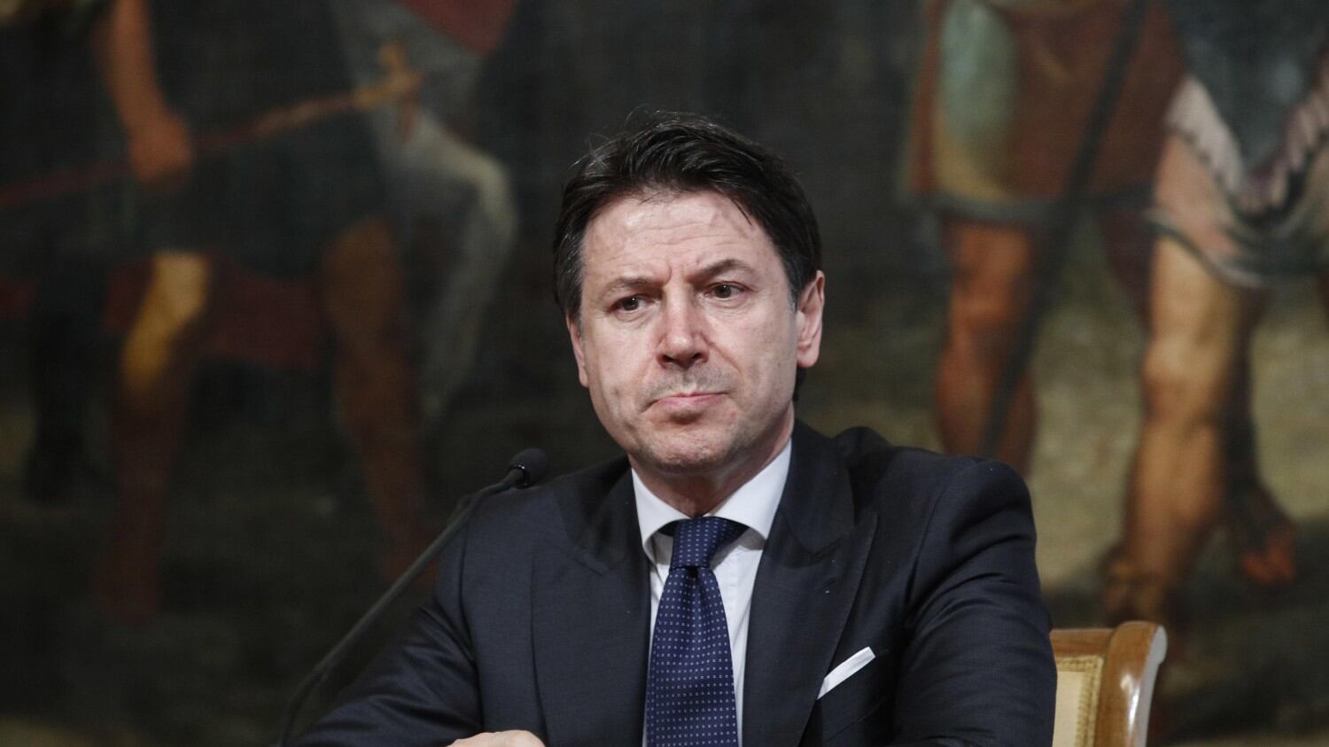 L'economia dell'Italia affonda e Conte vara un decreto vuoto