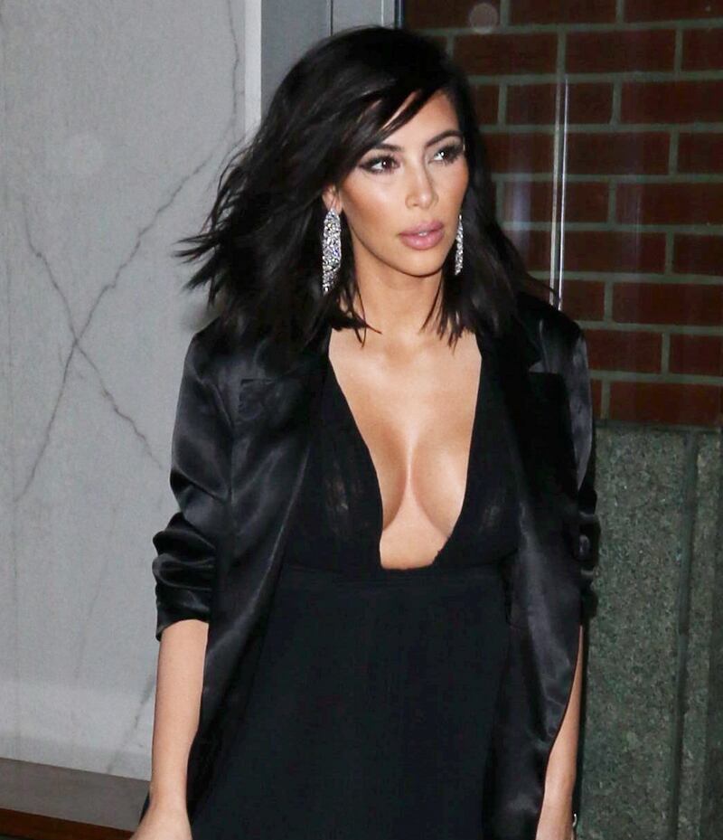Kim Kardashian sexy: è quasi fuori di seno 10