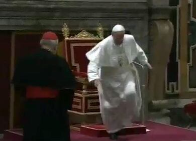 Papa Francesco inciampa 2