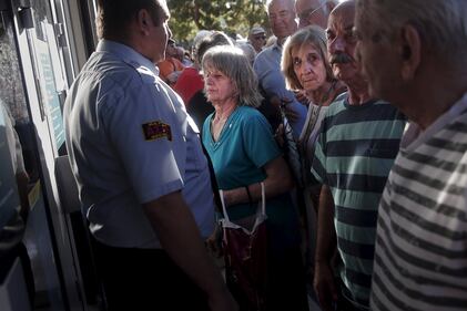 Grecia, code alla National Bank riaperta oggi 3