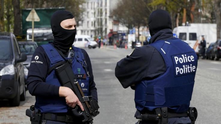Belgio, uomo attacca polizia: agenti sparano, è in fin di vita