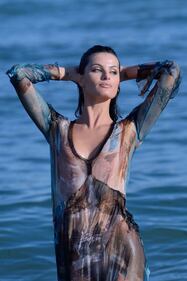 Isabeli Fontana hot, incanta Venezia nella laguna 20