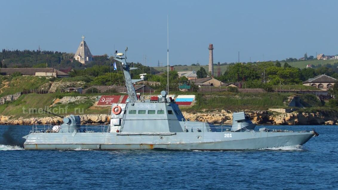 "I russi usano la bandiera ucraina per bombardare": Kiev lancia l'allarme