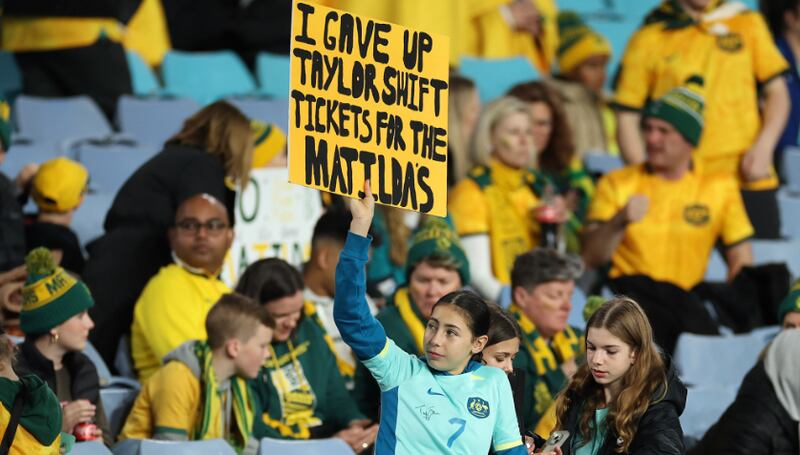 Lo spiritoso cartello di una piccola fan delle Matildas accorsa a Sydney (via Fifa)