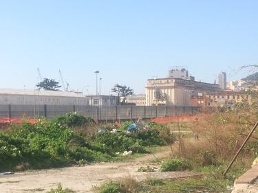 Napoli, nel parco della Marinella: tra rifiuti, tossicodipendenti e disperati 3