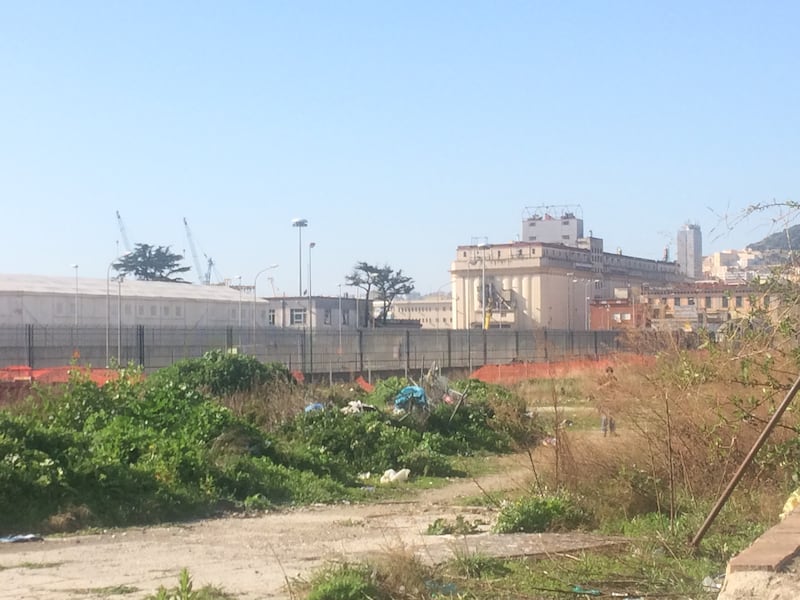 Napoli, nel parco della Marinella: tra rifiuti, tossicodipendenti e disperati 3