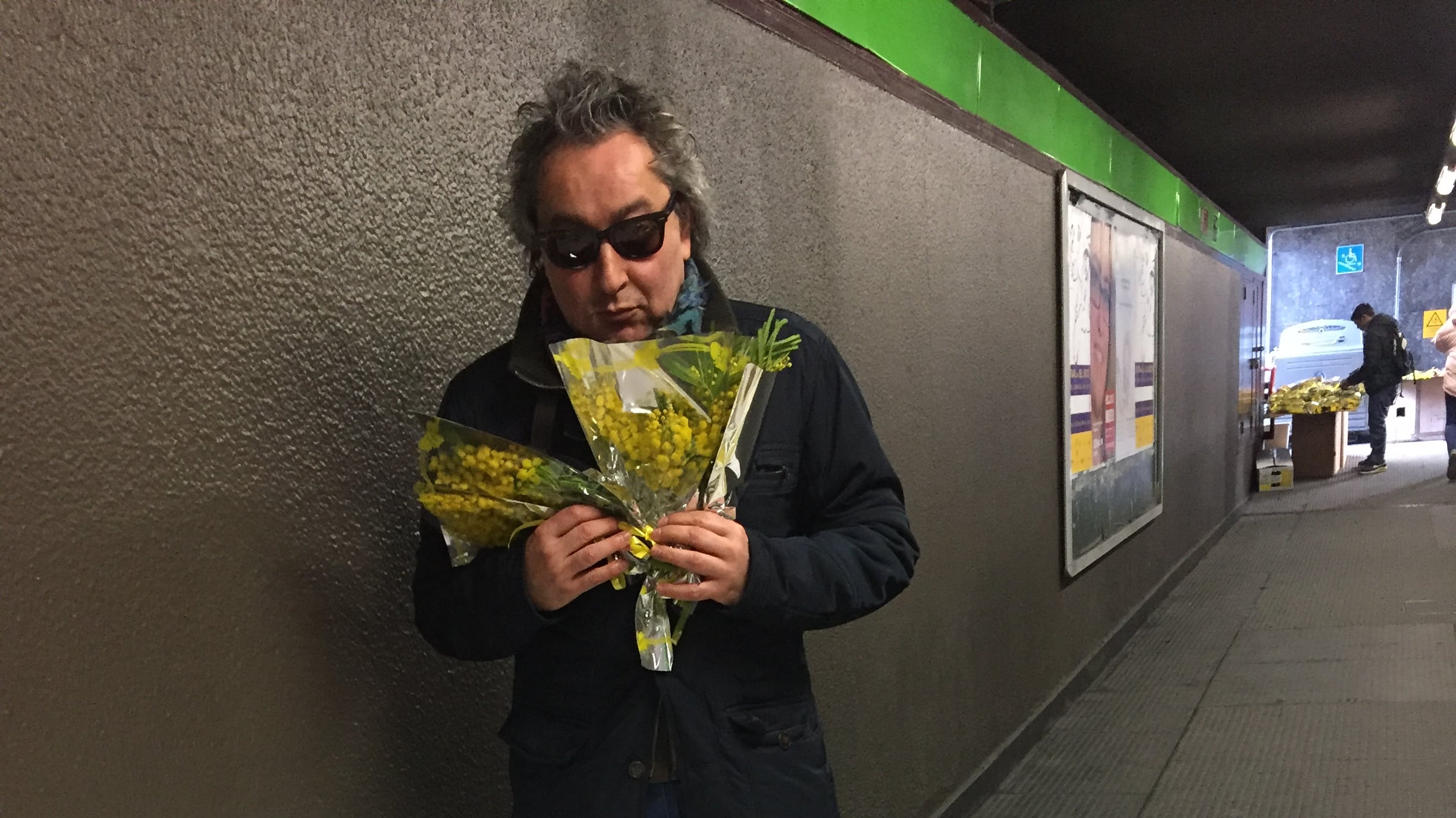 "Io venditore di mimose cacciato dal racket "Qui non puoi stare"