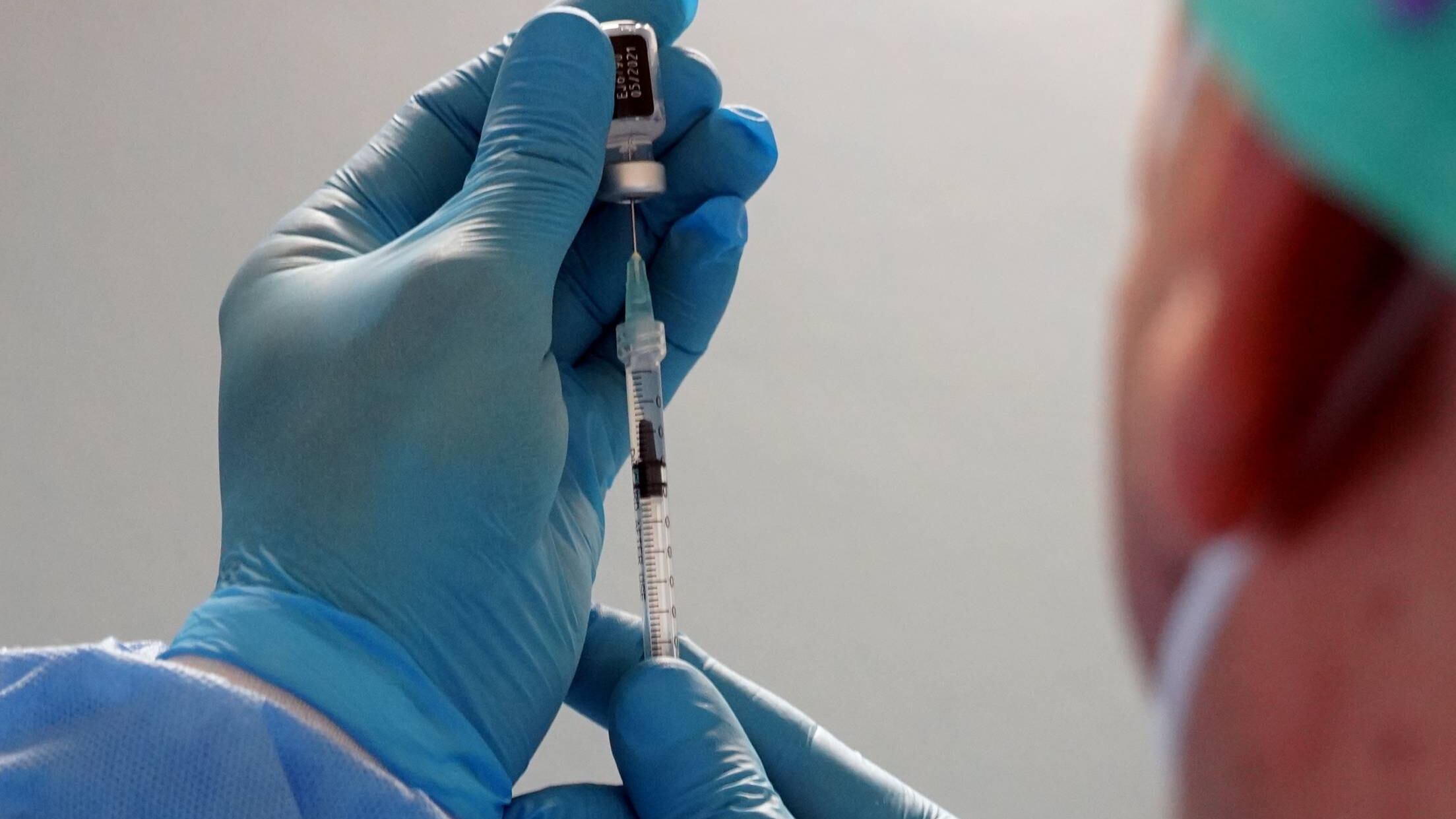 Roma, allerta tra i medici: 12 positivi dopo seconda dose