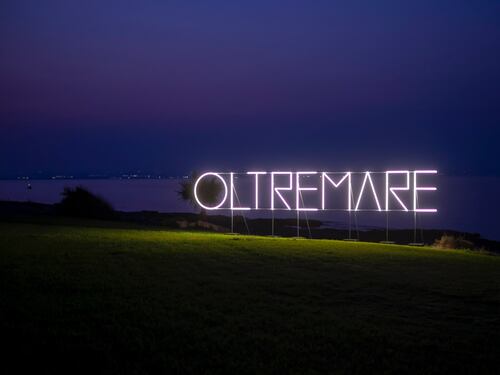 "Oltremare" in Sicilia: l'opera luminosa di Massimo Uberti fa tappa a Brucoli