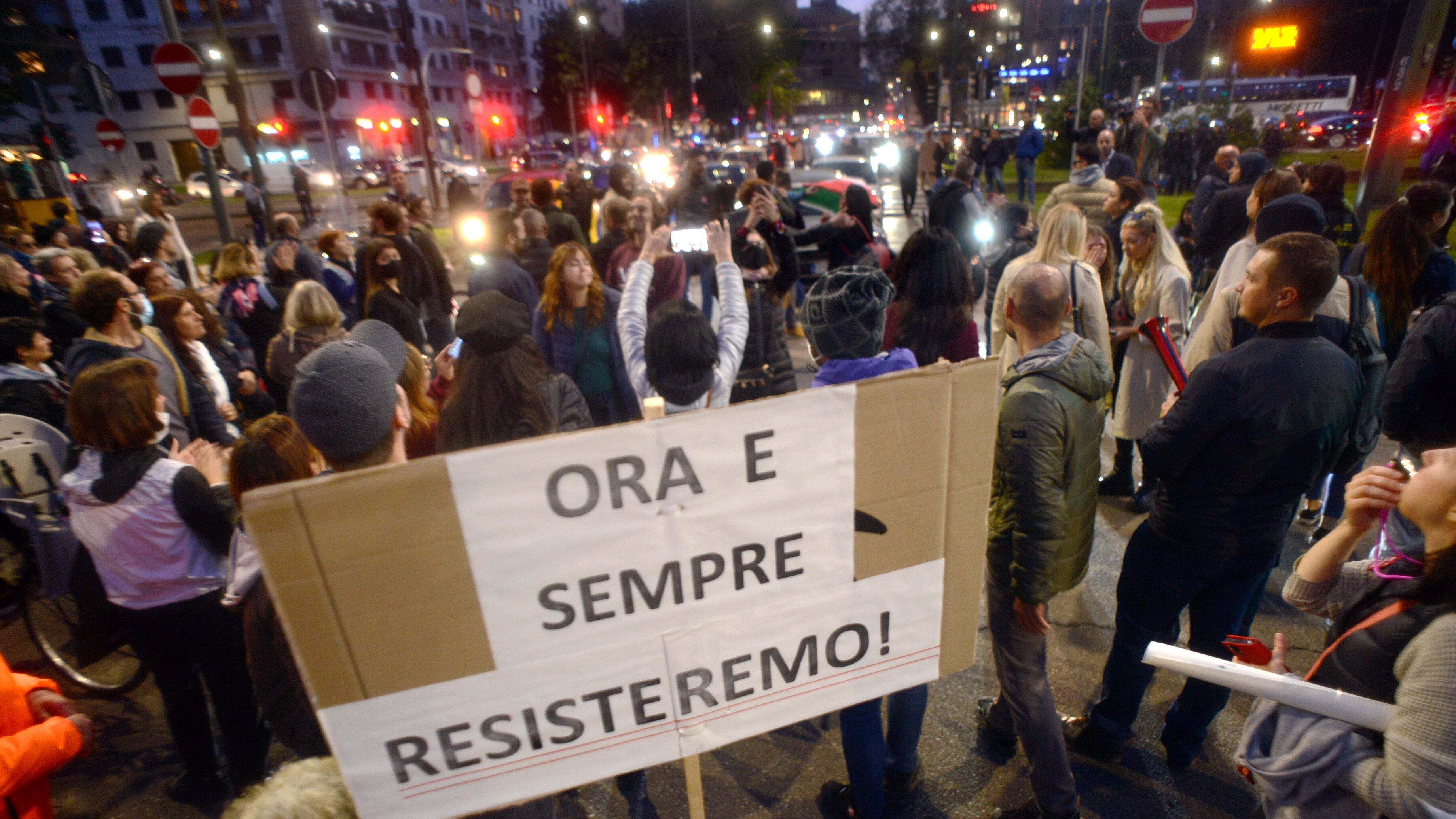 A Milano in 7mila al 14mo sabato di protesta. A Roma è Montesano il "capo" della rivolta