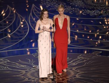 Oscar 2016, Charlize Theron in rosso toglie il fiato 10