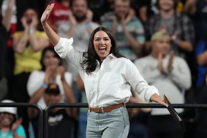  Alexandria Ocasio-Cortez e Bernie Sanders e i rally contro gli oligarchi 6