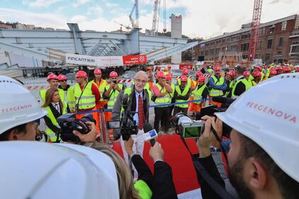 Il "varo ad alta quota" del primo pezzo del Ponte di Genova 2