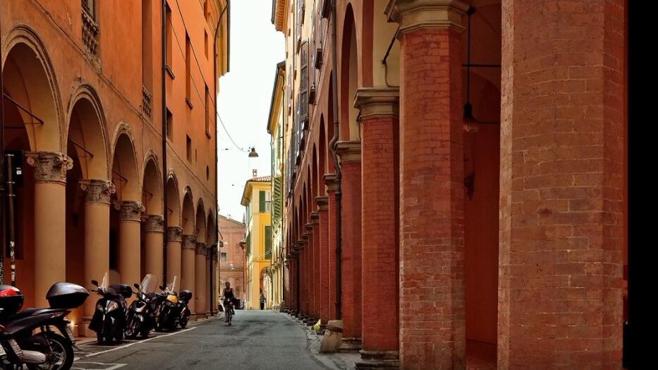 "Basta, non fate rumore". E i magrebini pestano il negoziante