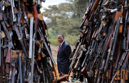 In Kenya il maxi-rogo di armi per fermare il traffico illecito 5