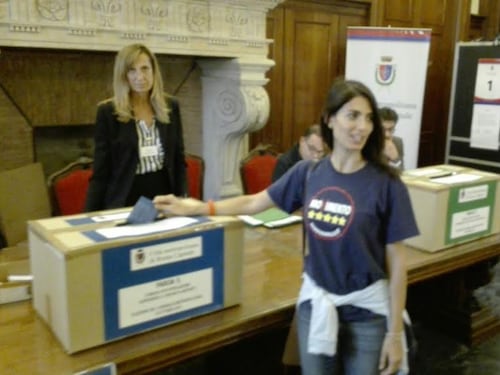 Al seggio con la maglietta M5S: è polemica contro la Raggi