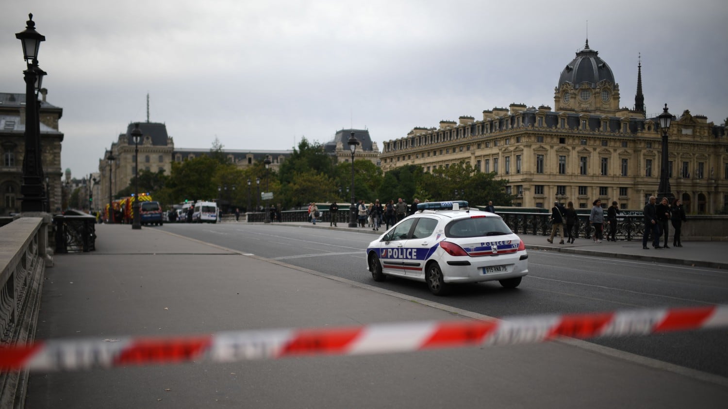 L'attaco di Parigi e i misteri sull'attentatore e sul movente