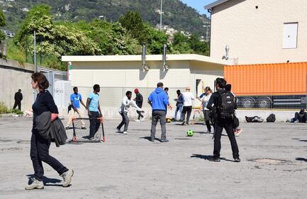 C'è la marcia per l'accoglienza. Ma i migranti preferiscono giocare a calcio 6
