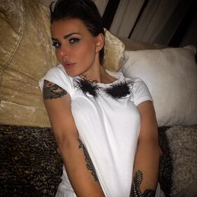 Nina Moric e la schiena nuda in ascensore 3