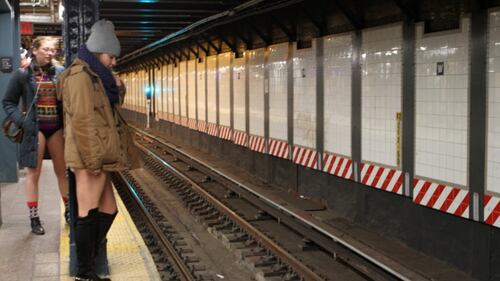 In metro senza pantaloni. È il No Pants Subway Ride 2