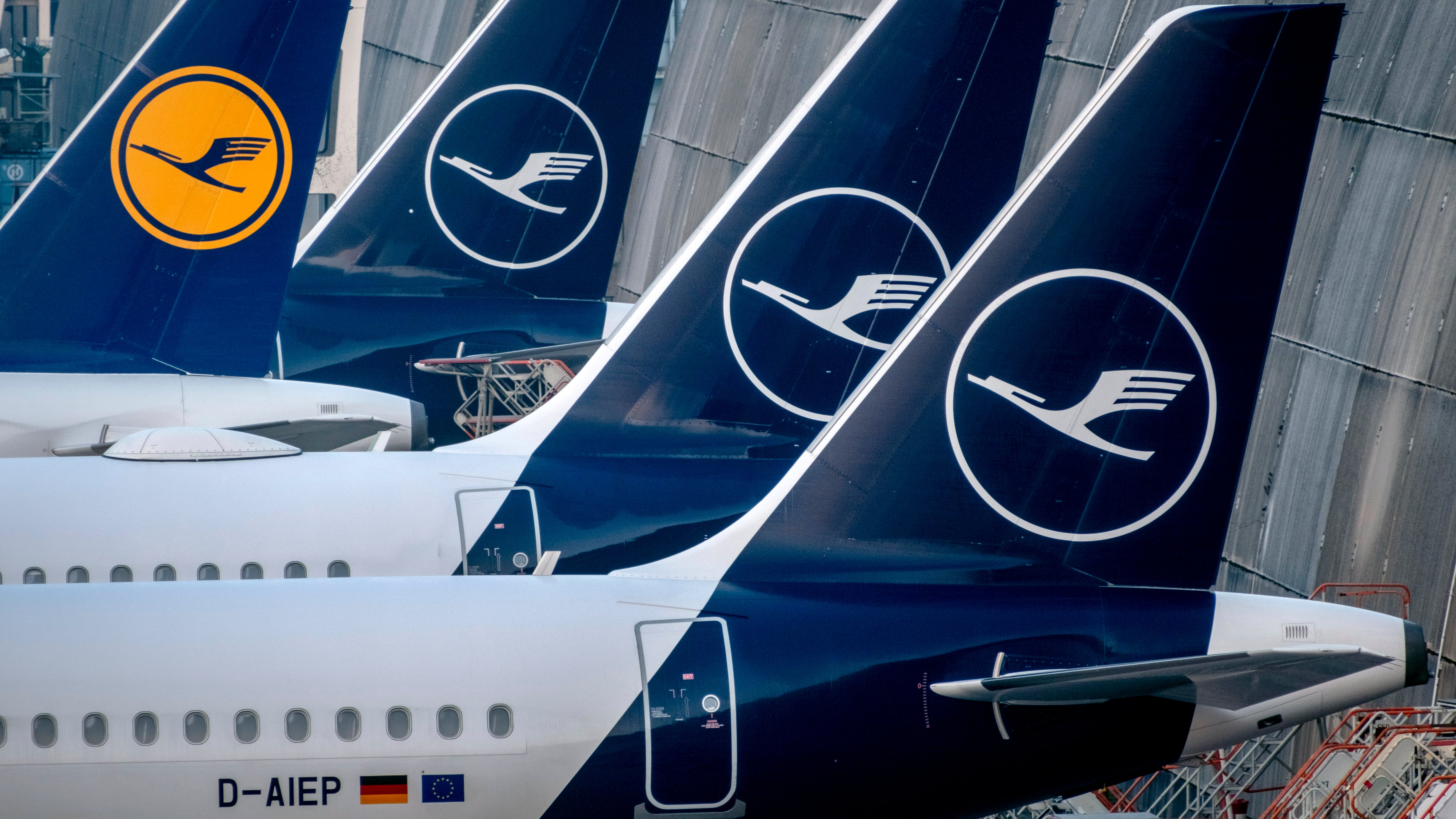 Lufthansa cancella già 20mila voli: la crisi del jet fuel per gli aerei