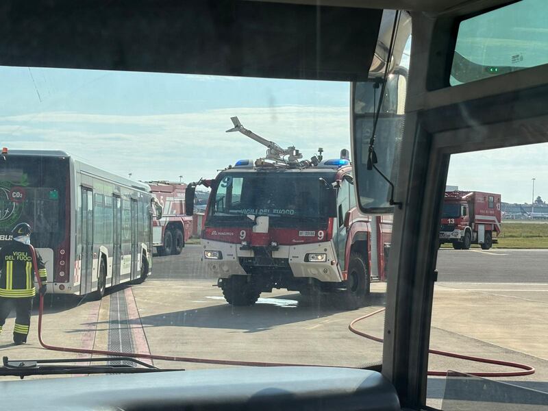 "Fumo nella stiva". Atterraggio di emergenza a Napoli 2