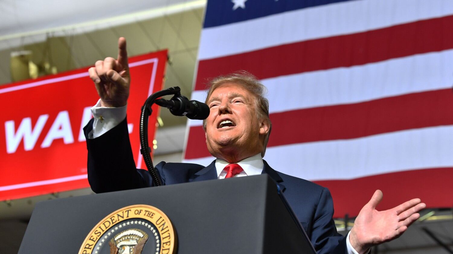 Trump dichiara l'emergenza nazionale per costruire il muro col Messico