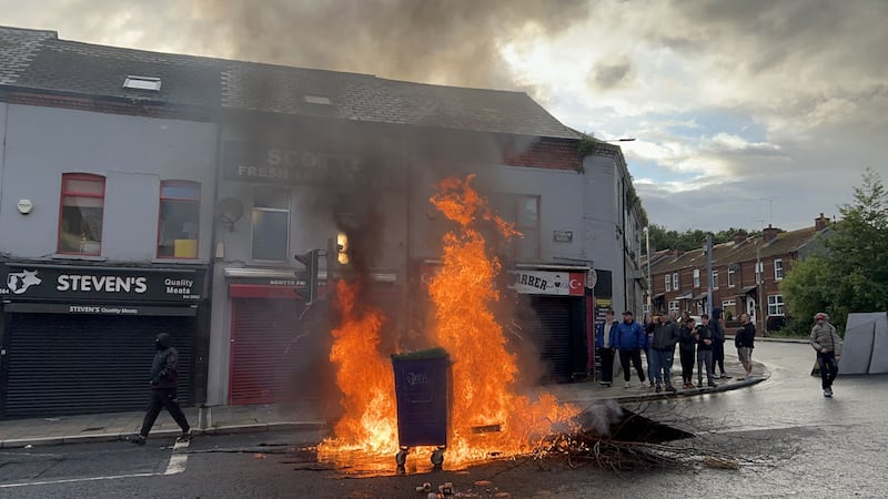 Belfast in rivolta: le immagini delle proteste anti migranti 6