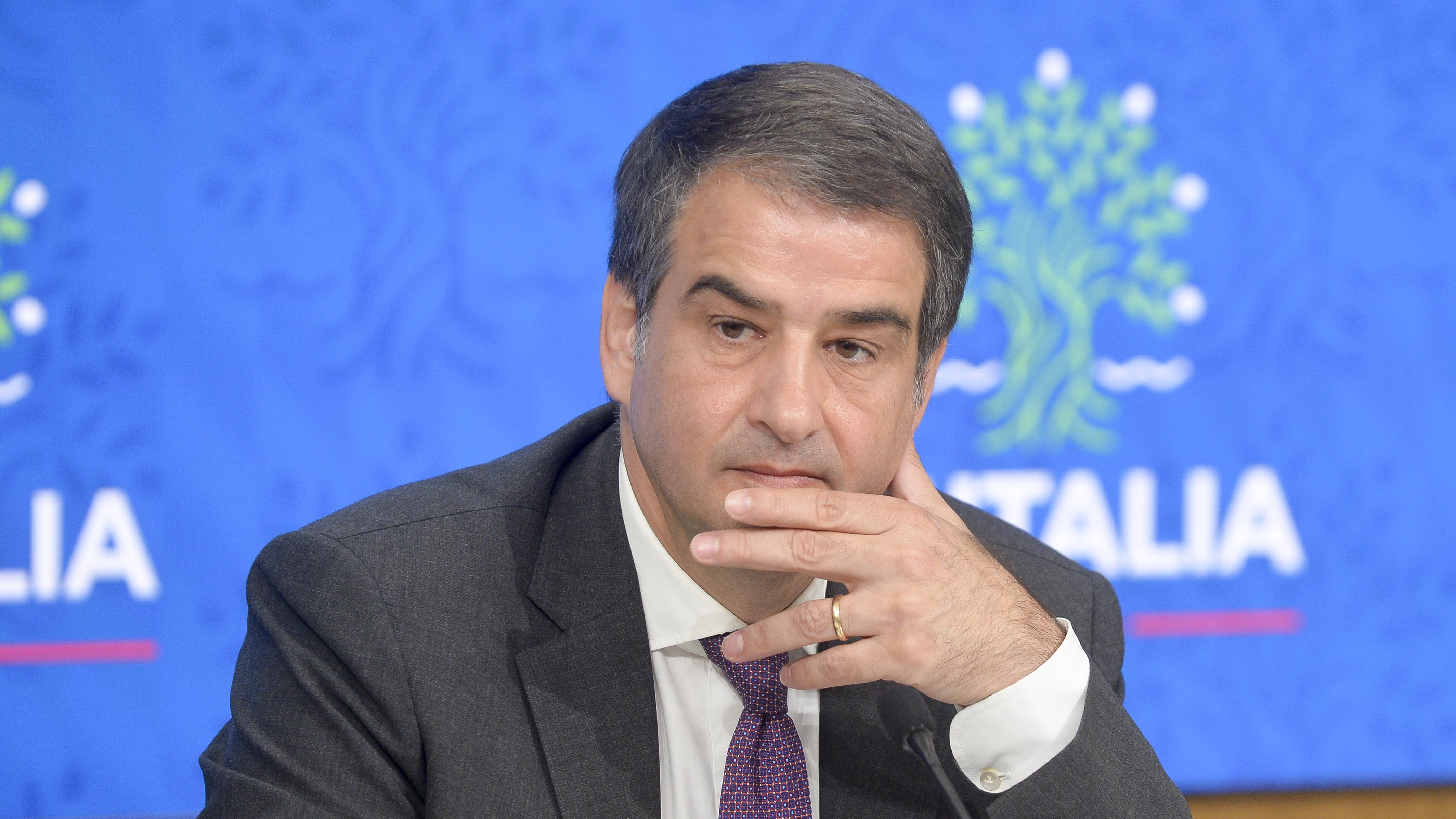Fitto nel mirino dei socialisti francesi: "Nessuna vicepresidenza per l'estrema destra italiana"