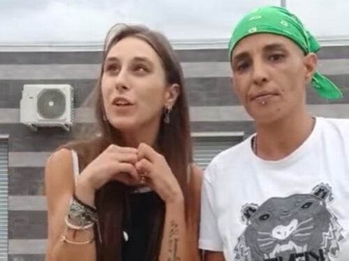 "Morite insieme". Accoltella la figlia gay e la compagna