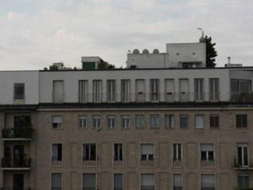 Due palazzi gemelli: solo uno va demolito