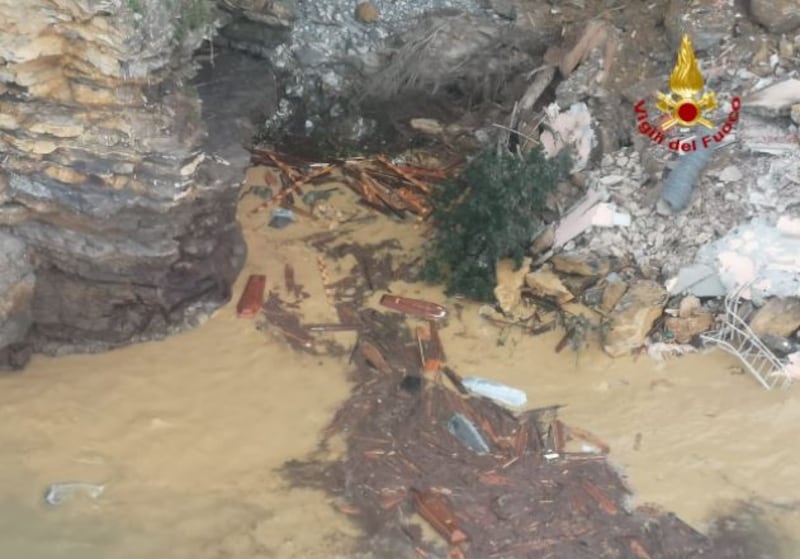 Frana su cimitero di Camogli, bare in mare 5