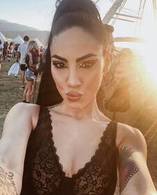 Giulia De Lellis sexy  "dark lady" al Coachella Festival 3