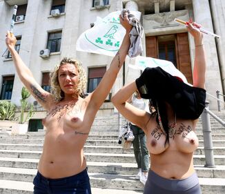 Giornata contro il tabacco: protesta hot davanti al ministero dell Salute 16