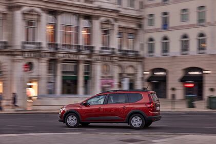 Dacia Jogger Hybrid 140: guarda la gallery del crossover ibrido multispazio 7